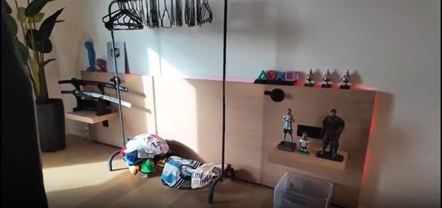Nicolás Tagliafico mostró su habitación en Lyon: katanas, camisetas de la Selección y un increíble set de streaming.