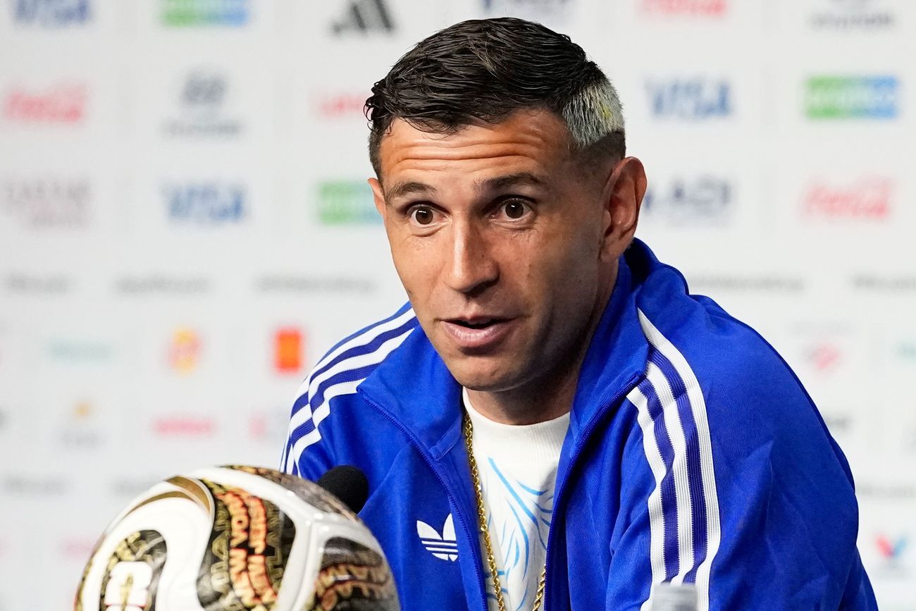 Dibu Martínez en conferencia de prensa.