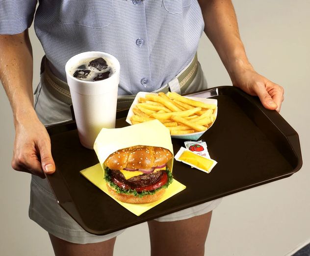 Qué dice de vos juntar la bandeja en un fast food: el gesto que la psicología relaciona con la empatía.