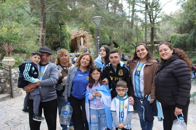 Miles de fieles llegan a Alta Gracia para agradecer y pedir por un buen desempeño del equipo argentino.