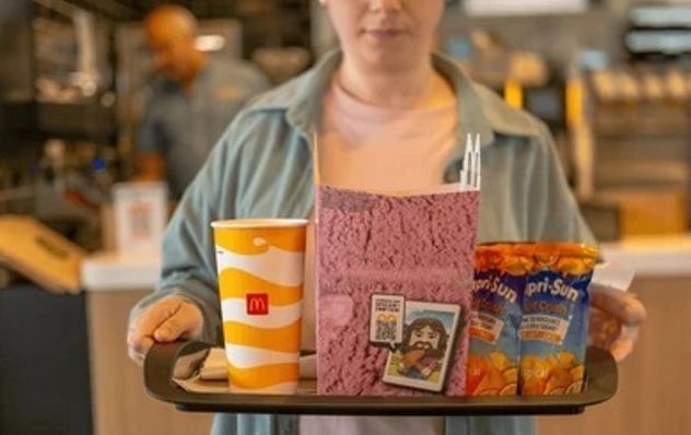 Qué dice de vos juntar la bandeja en un fast food: el gesto que la psicología relaciona con la empatía.