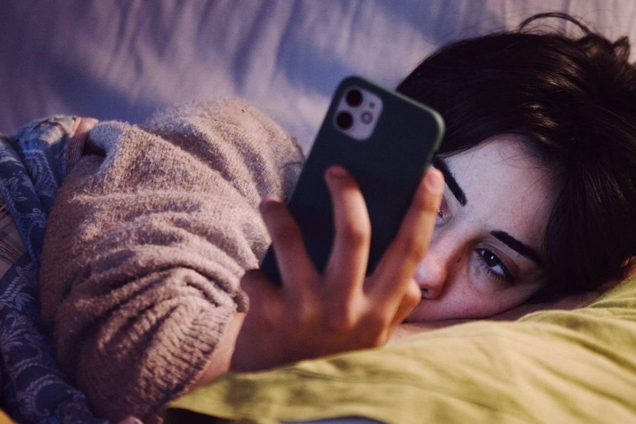 El bed rotting ganó millones de visualizaciones en TikTok y abrió un debate sobre los límites entre el descanso saludable y el aislamiento.