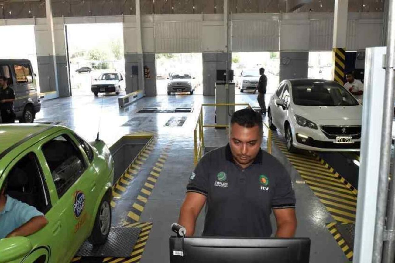 Un 22% de los vehículos controlados no supera la primera visita a las plantas de la ITV Córdoba. (La Voz)