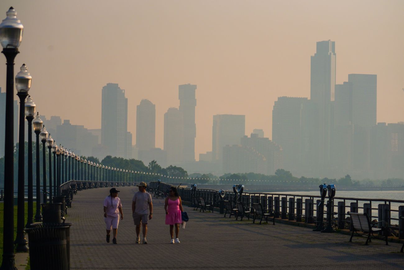 El horizonte de Jersey City se ve a través de una capa de humo de incendios forestales, en Jersey City, Nueva Jersey, el viernes 17 de julio de 2026.