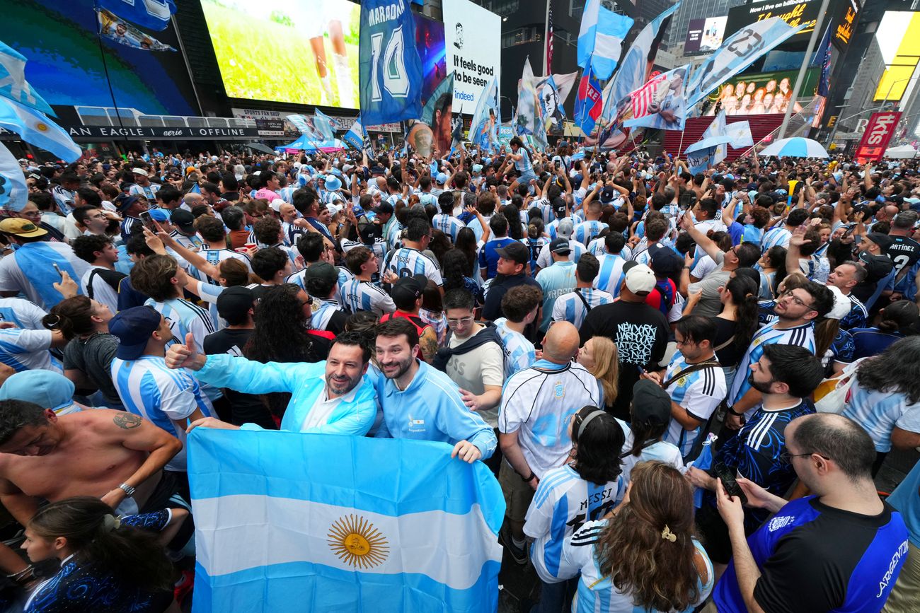 El banderazo argentino en Nueva York antes de la final.