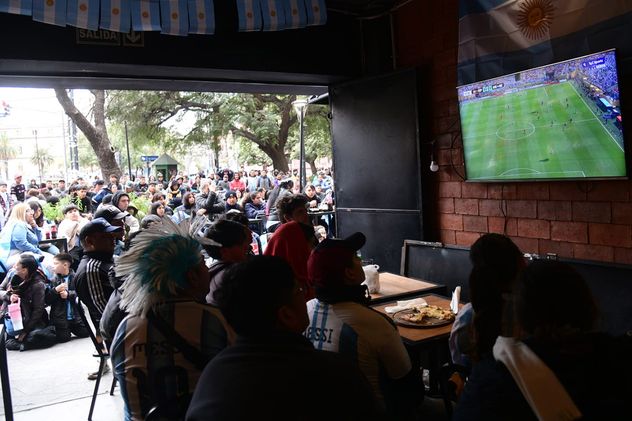 Cordobeses viendo la final del mundial entre Argentina España.