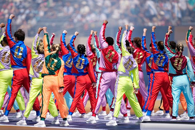 Bailarines actúan durante la ceremonia de clausura del torneo antes del partido final de la Copa Mundial de Fútbol entre España y Argentina en East Rutherford, Nueva Jersey, cerca de Nueva York, el domingo.
