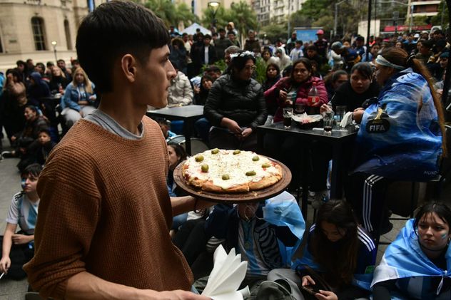 Cordobeses viendo la final del mundial entre Argentina España.