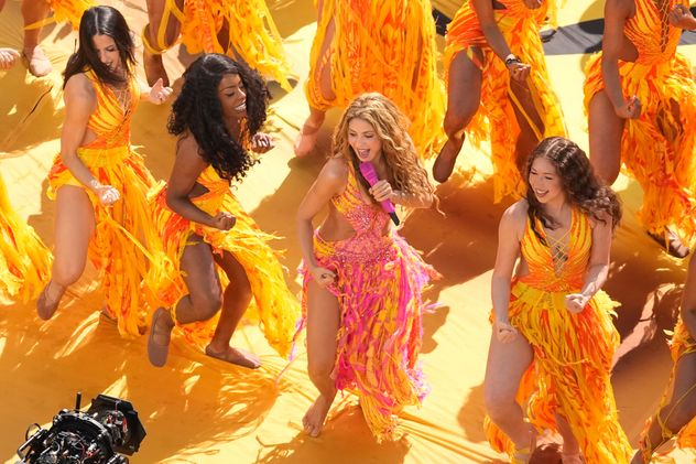 Shakira cantando "Dai Dai".