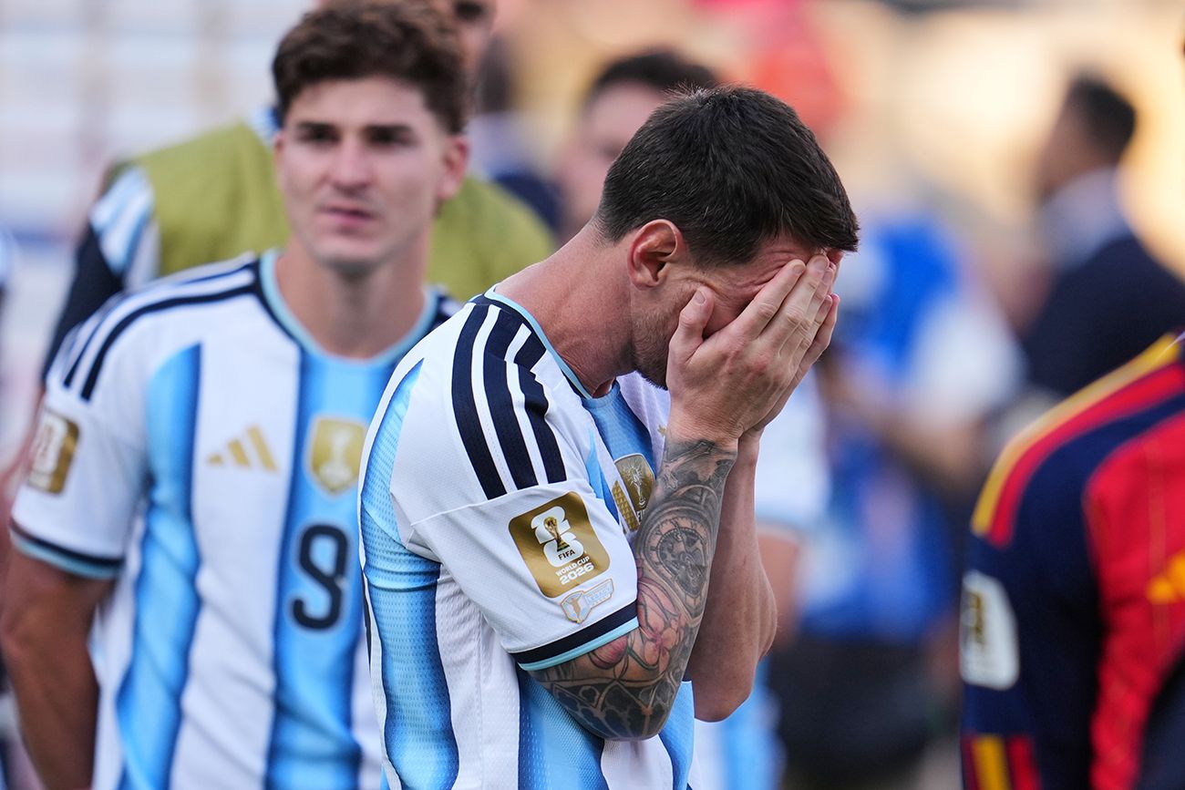 El capitán de la selección argentina, Lionel Messi, rompió en llanto tras la entrega de medallas y mientras la hincha argentina lo consolaba con canciones.