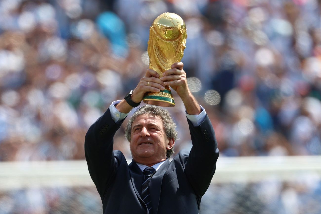 Kempes con la copa del Mundo.