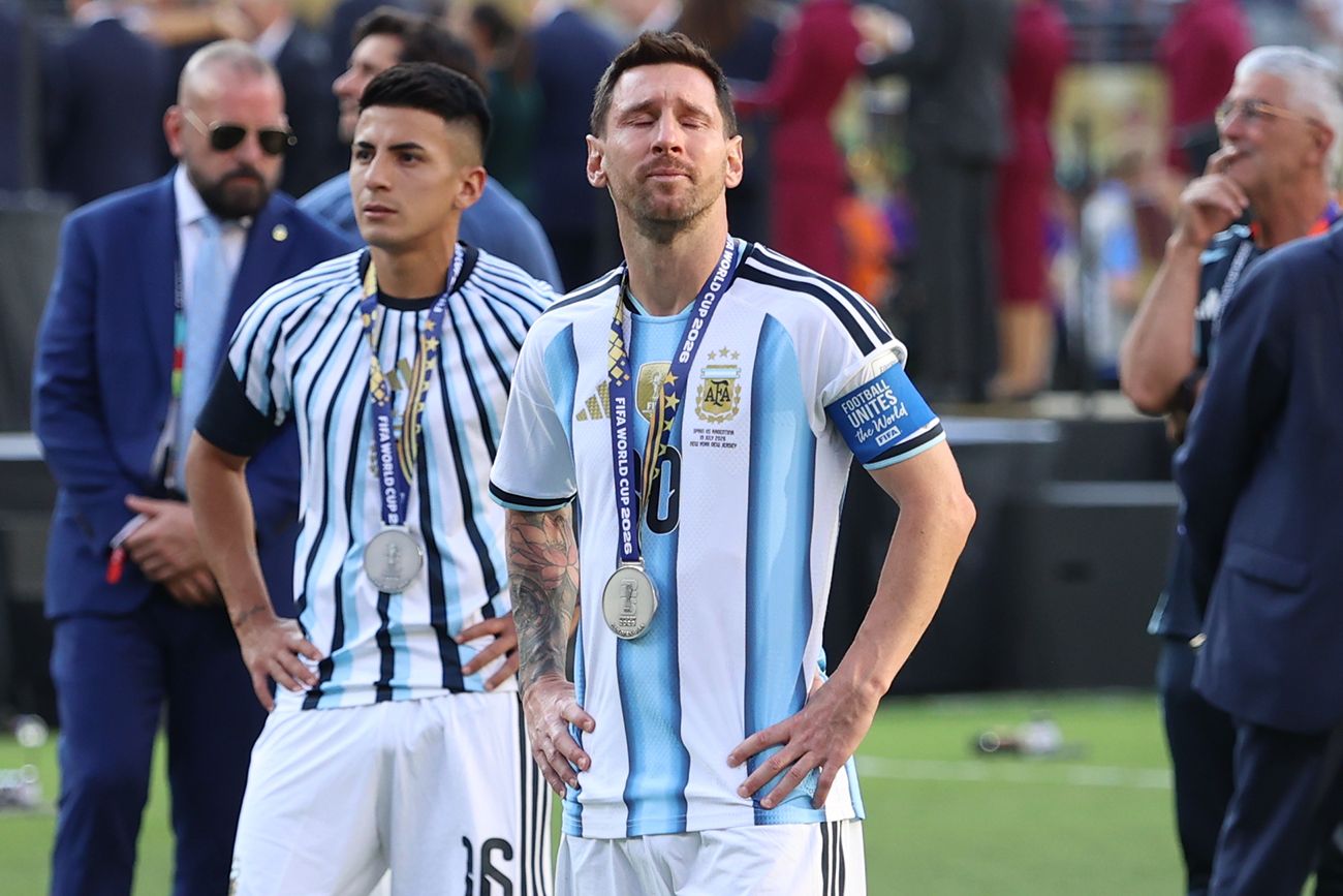 El capitán de la selección argentina, Lionel Messi, rompió en llanto tras la entrega de medallas y mientras la hincha argentina lo consolaba con canciones.