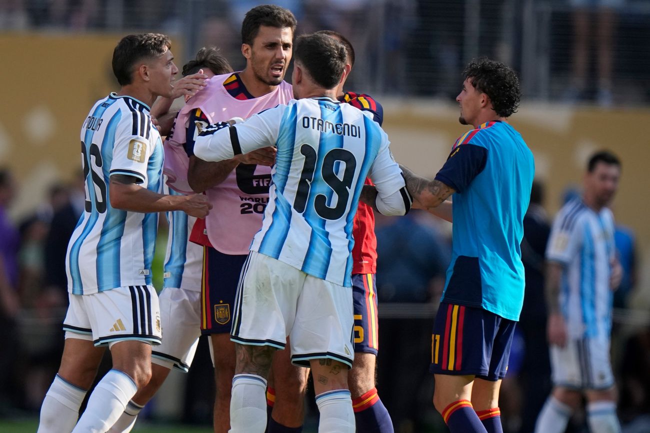 Otamendi y su pelea con Rodri.