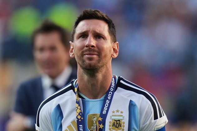 El capitán de la selección argentina, Lionel Messi, rompió en llanto tras la entrega de medallas y mientras la hincha argentina lo consolaba con canciones.