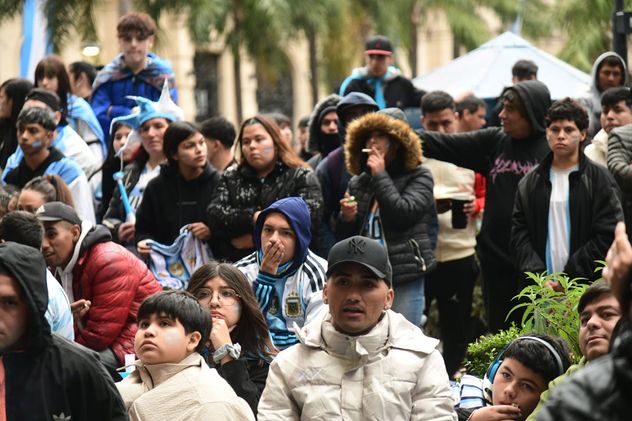 Cordobeses viendo la final del mundial entre Argentina España.