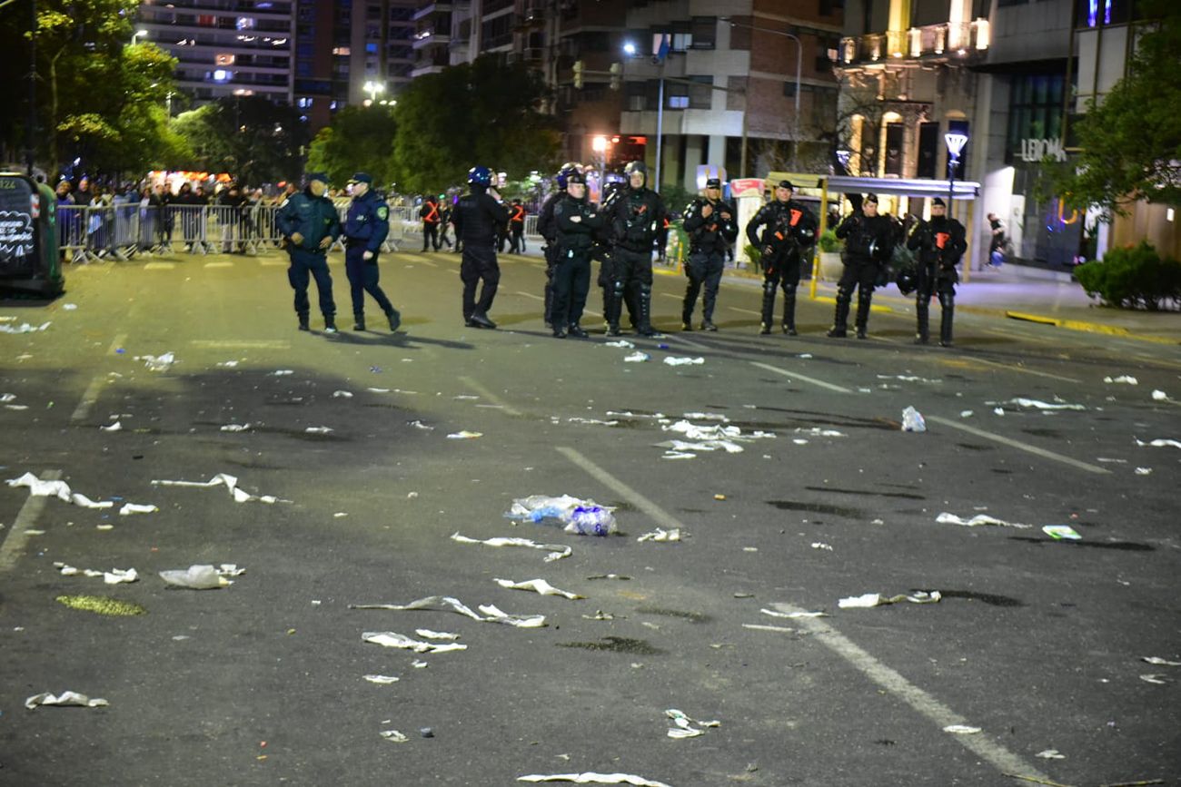 Operativo de seguridad durante los festejos en el Patio Olmos tras el subcampeonato de Argentina en el Mundial 2026.