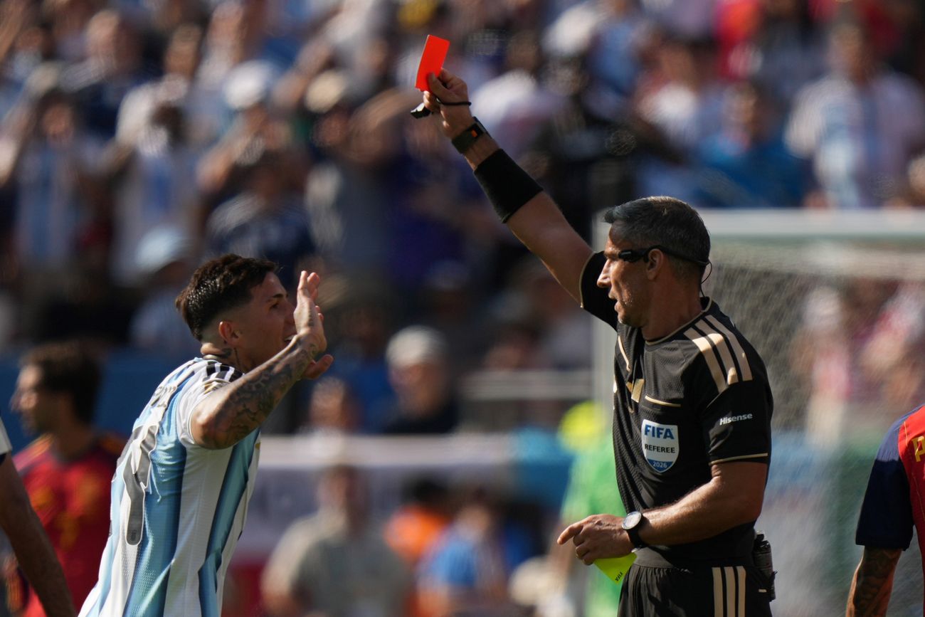 Enzo Fernández se fue expulsado.