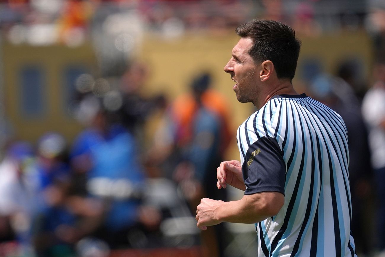 Lionel Messi (10), de Argentina, en el centro, calienta para el partido final de la Copa Mundial de Fútbol entre España y Argentina en East Rutherford, Nueva Jersey, cerca de Nueva York, el domingo.