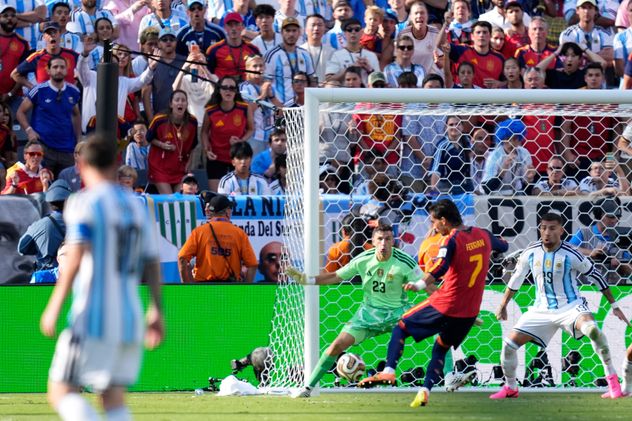 Ferrán pudo superar la resistencia de Dibu Martínez en el inicio del segundo tiempo del suplementario de la final.