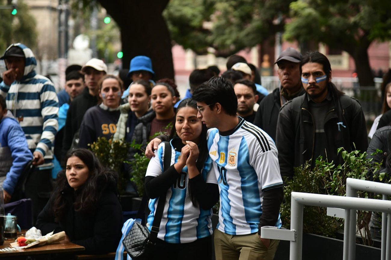 Cordobeses viendo la final del mundial entre Argentina España.