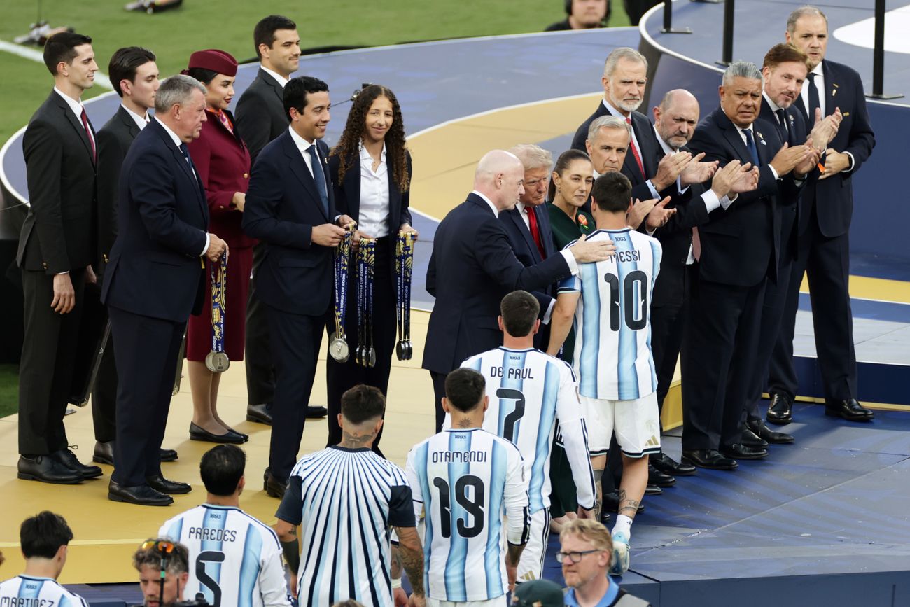 Claudio Tapia, en la premiación del Mundial.