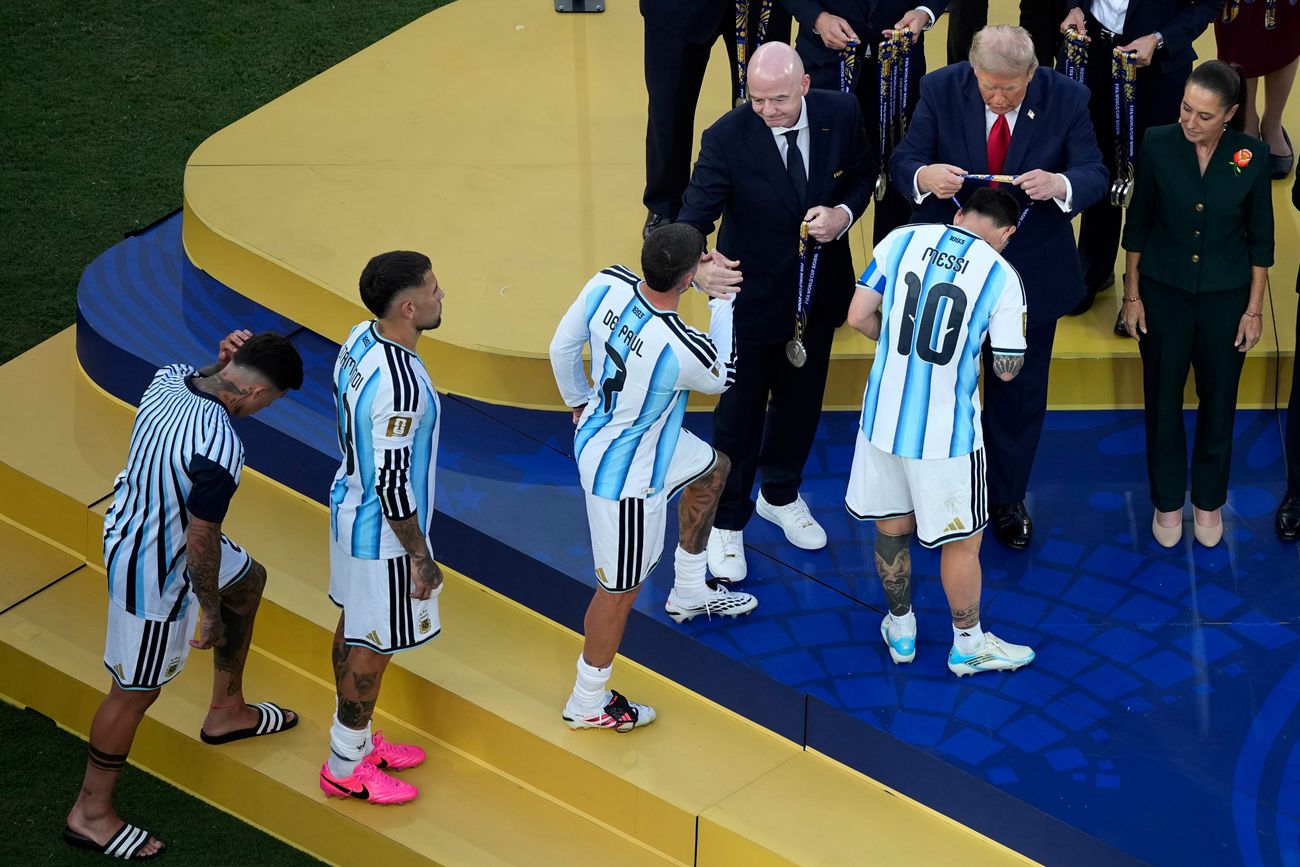Trump e Infantino le entregan las medallas a los argentinos.