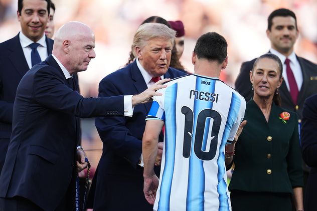 El presidente Donald J. Trump entrega al argentino Lionel Messi su medalla de segundo lugar, mientras que el presidente de la FIFA, Gianni Infantino, estrecha la mano del argentino Rodrigo De Paul tras la final del Mundial de fútbol entre España y Argentina en East Rutherford, Nueva Jersey, cerca de Nueva York, el domingo.