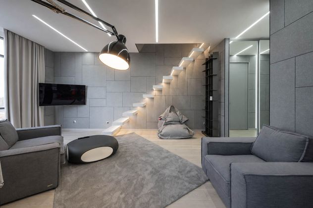 La superposición de capas de luz elimina los rincones de sombra y otorga relieve a la arquitectura interna de la casa.