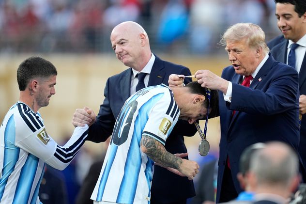 Trump e Infantino le entregan las medallas a los argentinos.