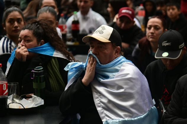 Cordobeses viendo la final del mundial entre Argentina España.