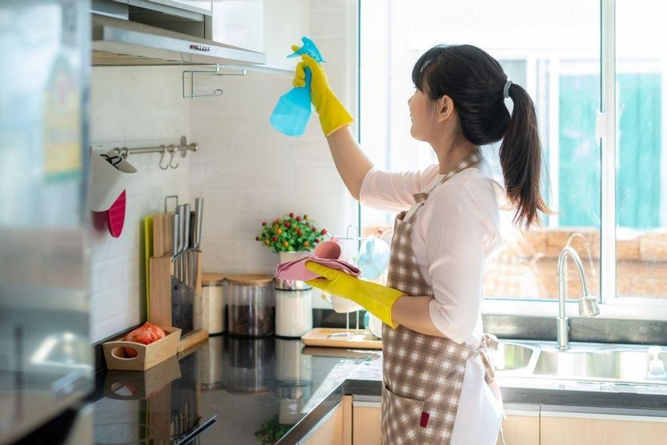 La esponja de cocina permanece húmeda durante gran parte del día y acumula restos de alimentos, dos condiciones que favorecen la proliferación de bacterias si no se desinfecta con frecuencia.