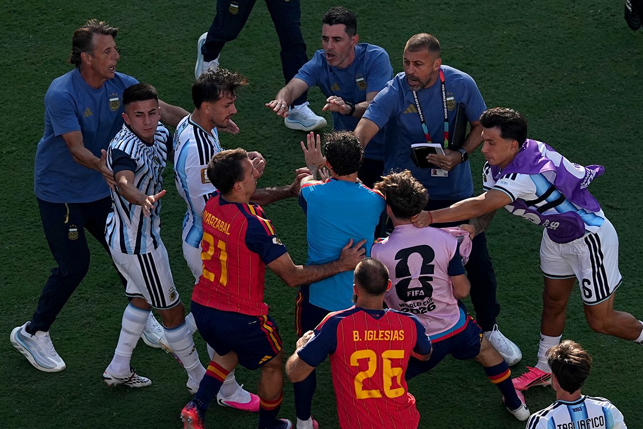 Jugadores se enzarzan en una pelea tras la final del Mundial de fútbol entre España y Argentina en East Rutherford, Nueva Jersey, cerca de Nueva York, el domingo.
