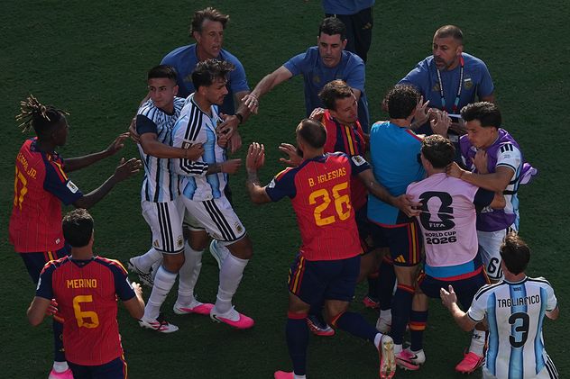 Jugadores se enzarzan en una pelea tras la final del Mundial de fútbol entre España y Argentina en East Rutherford, Nueva Jersey, cerca de Nueva York, el domingo.