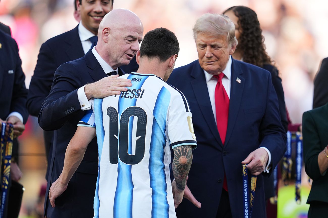 El presidente Donald J. Trump entrega al argentino Lionel Messi su medalla de segundo lugar, mientras que el presidente de la FIFA, Gianni Infantino, estrecha la mano del argentino Rodrigo De Paul tras la final del Mundial de fútbol entre España y Argentina en East Rutherford, Nueva Jersey, cerca de Nueva York, el domingo.