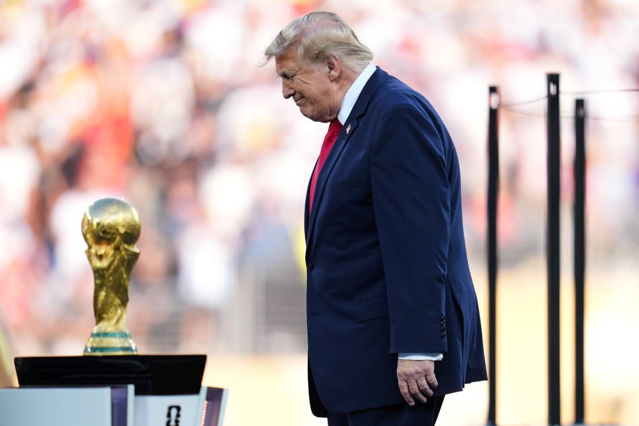 El presidente Donald Trump sube al escenario para la entrega del trofeo durante la final del Mundial 2026.