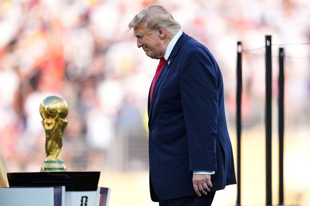 El presidente Donald Trump sube al escenario para la entrega del trofeo durante la final del Mundial 2026.