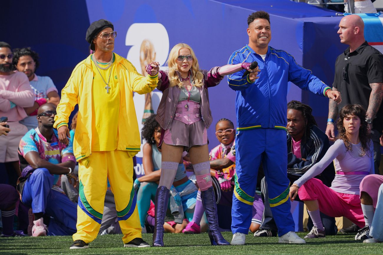 Madonna junto a Ronaldo y Ronaldinho. (AP Photo/Julio Cortez)