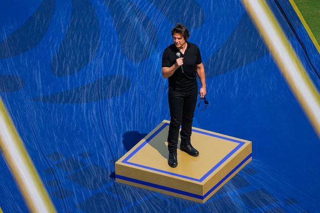El actor Tom Cruise habla antes del partido final de la Copa Mundial de Fútbol entre España y Argentina en East Rutherford, Nueva Jersey, cerca de Nueva York, el domingo.