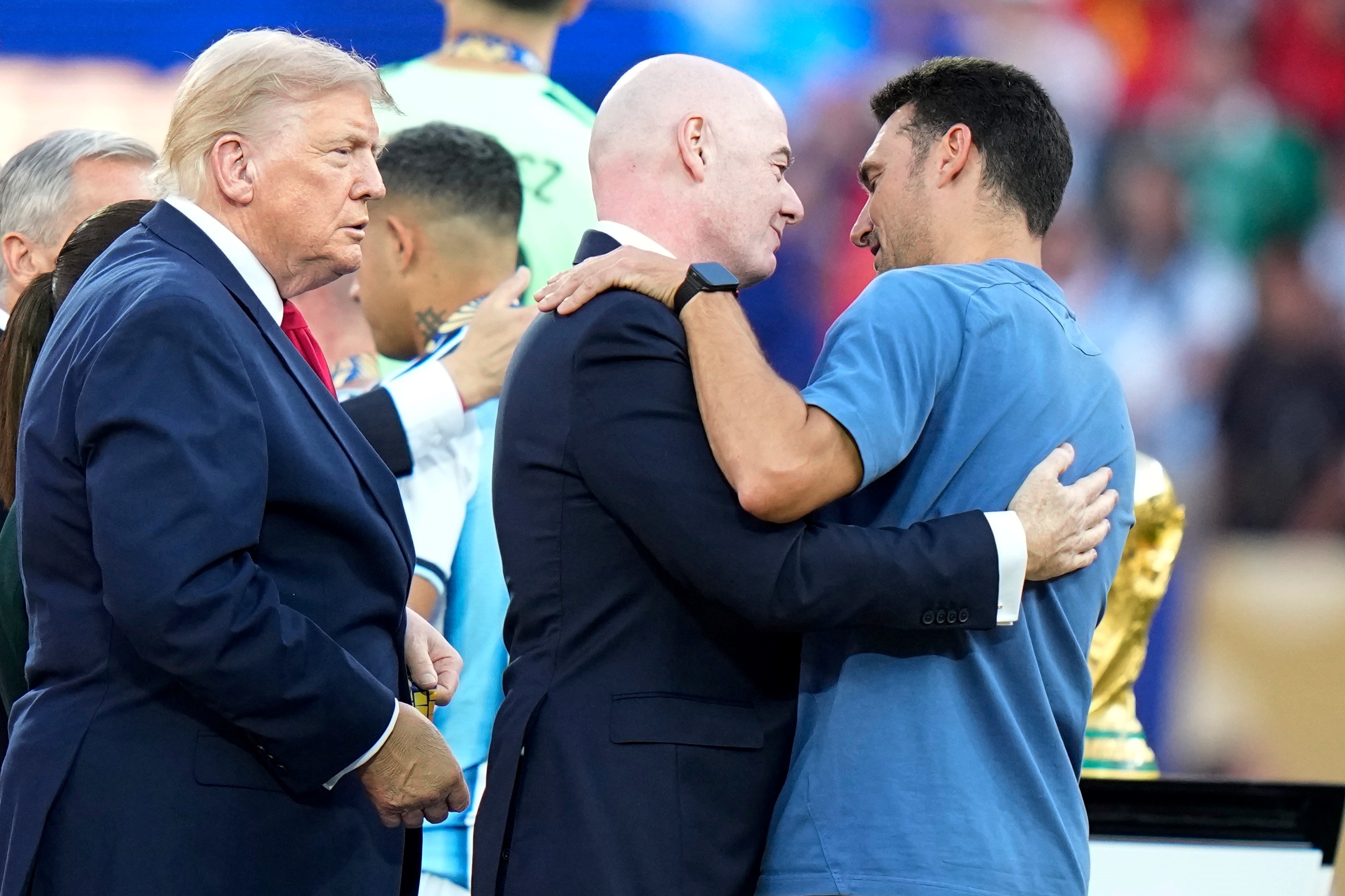 Lionel Scaloni junto al titular de la Fifa Gianni Infantino bajo la mirada del presidente de Estados Unidos, Donald Trump. (AP)