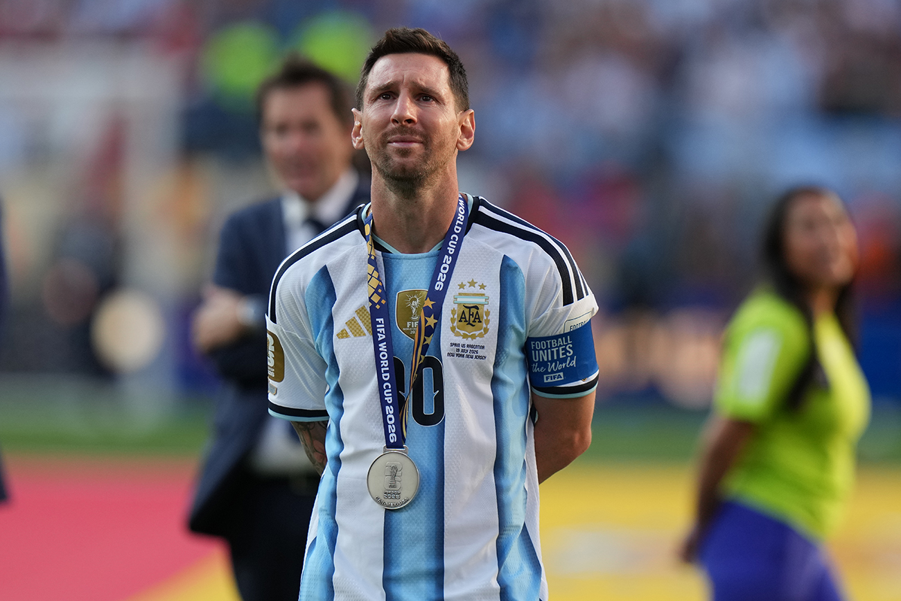 El capitán de la selección argentina, Lionel Messi, rompió en llanto tras la entrega de medallas y mientras la hincha argentina lo consolaba con canciones.