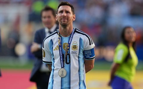 El capitán de la selección argentina, Lionel Messi, rompió en llanto tras la entrega de medallas y mientras la hincha argentina lo consolaba con canciones.