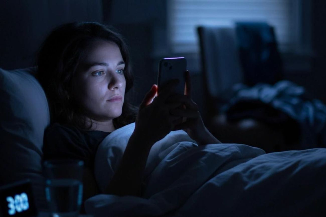 El uso del celular antes de dormir es uno de los hábitos más asociados al "revenge bedtime procrastination", una tendencia que busca recuperar tiempo personal a costa del descanso.