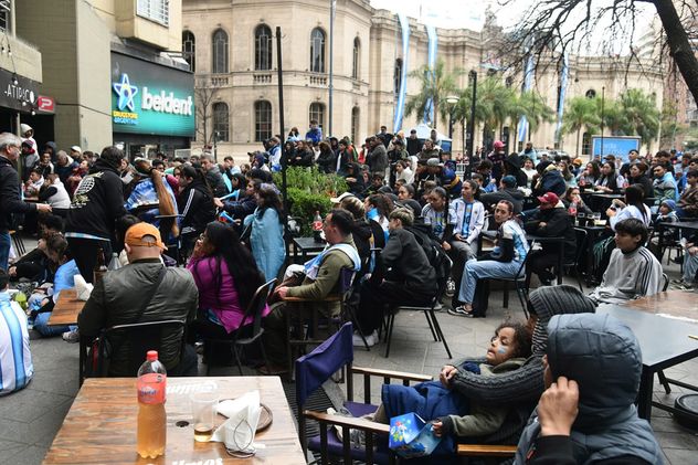 Cordobeses viendo la final del mundial entre Argentina España.