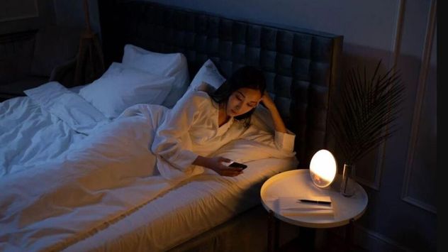 El uso del celular antes de dormir es uno de los hábitos más asociados al "revenge bedtime procrastination", una tendencia que busca recuperar tiempo personal a costa del descanso.