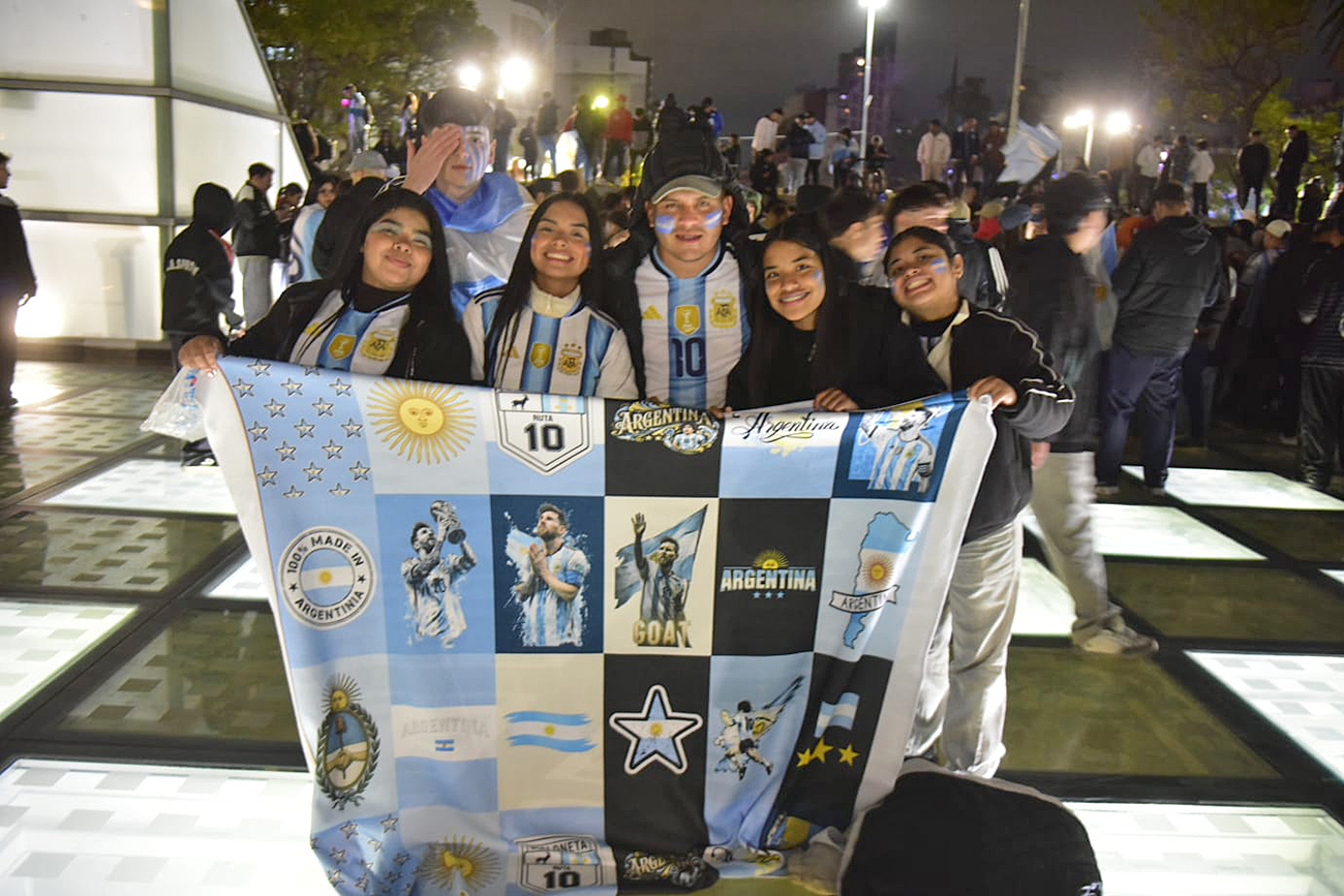 Festejos en la Plaza España tras el subcampeonato de Argentina en el Mundial 2026.