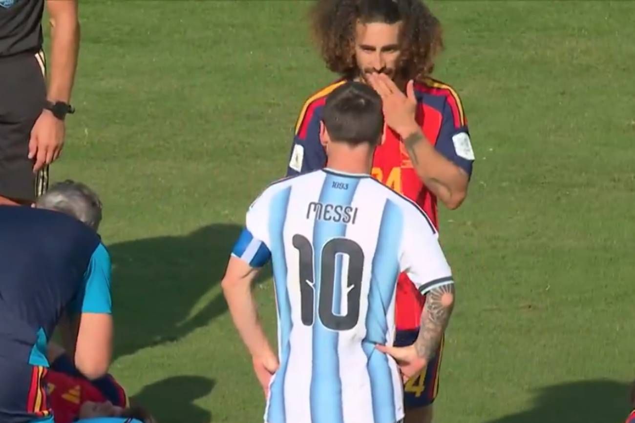 Cucurella se tapó la boca para hablar con Messi y Argentina pidió tarjeta roja