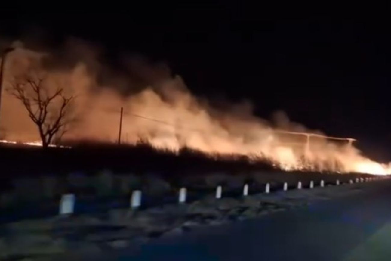 Incendios en Salta: evacúan familias y alertan por el avance de las llamas y el viento Zonda