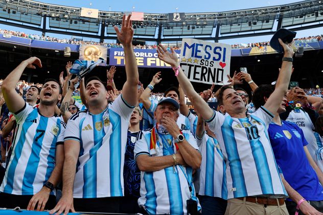 Los hinchas esperaron en las tribunas hasta que Lionel Messi dejó la cancha.