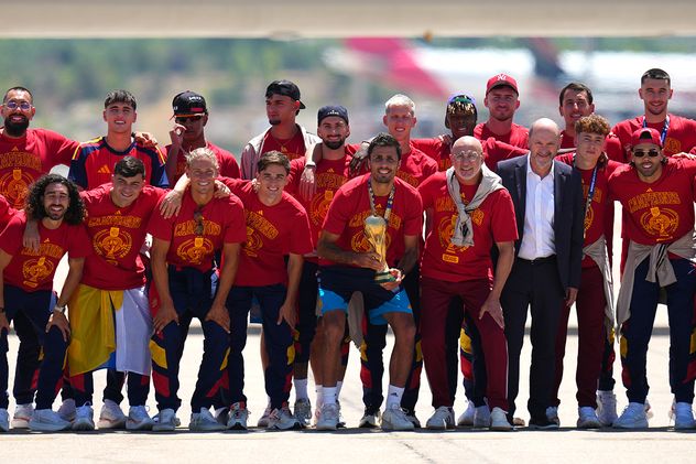 Jugadores de la selección española posan con el trofeo tras ganar la Copa Mundial a su arribo al aeropuerto de Barajas en Madrid.