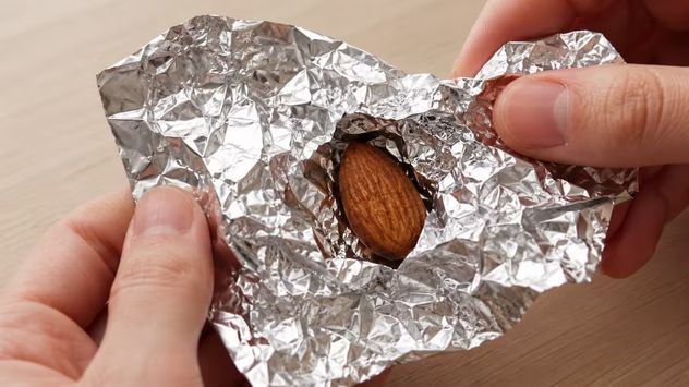 Feng Shui: por qué recomiendan llevar una almendra envuelta en papel aluminio dentro de la billetera.